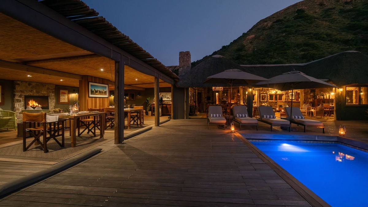 Sidbury Hotel | HillsNek Safari Camp - Amakhala Game Reserve