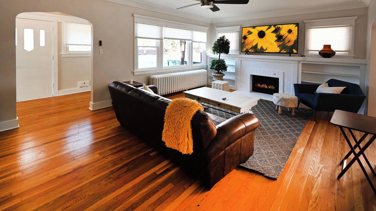 Hilltop House | HILLTOP 4 BEDROOM 2 BATH SINGLF FAMILY HOME IN CHERRY CREEK! SLEEPS 8