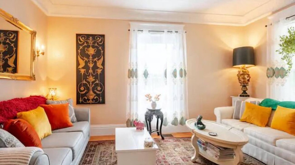 Waldoboro Apartment | Hilltop 5BR Retreat, 3 showers, BBQ, Fire Pit, Decks & Space to Gather