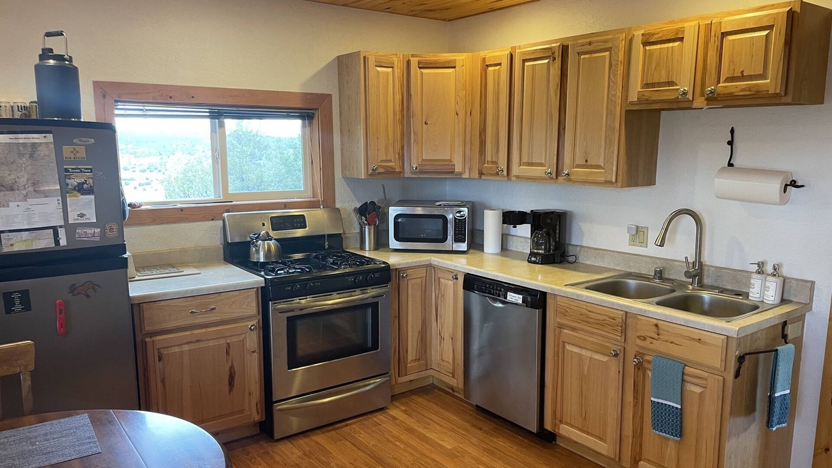 Rutheron Cabin | Hilltop Cabin with Sunning Views on 11 Acres