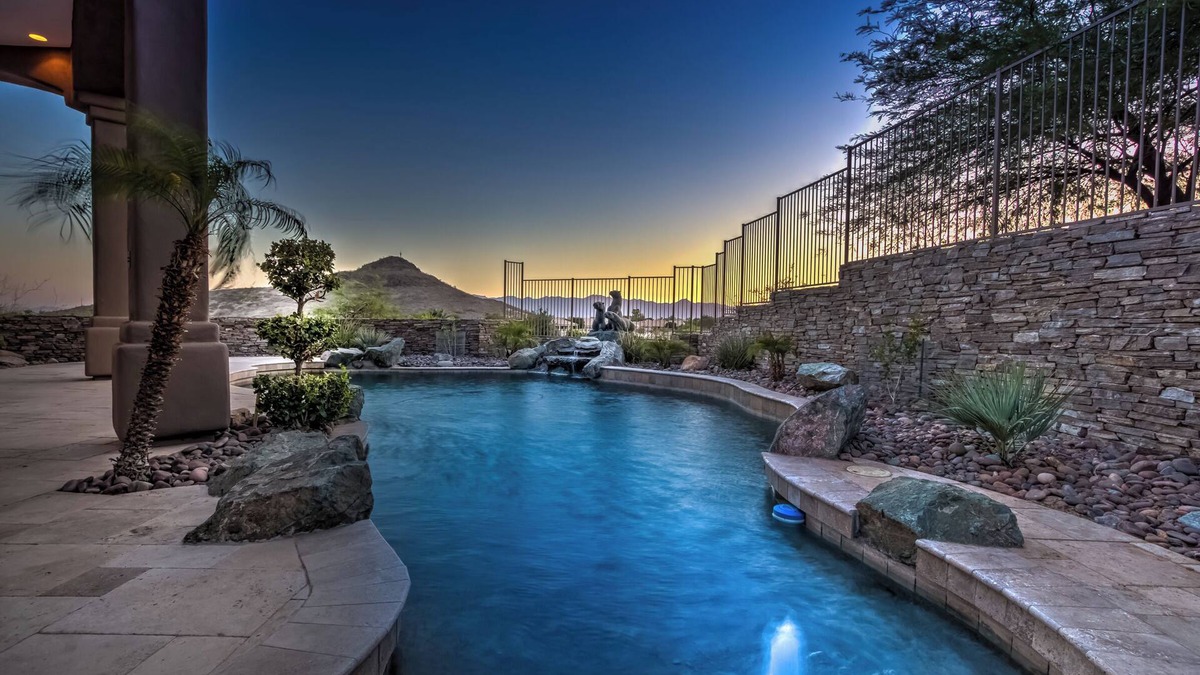 Foothills House | Hilltop Dreamhouse: Your Luxurious Picture-Perfect Getaway