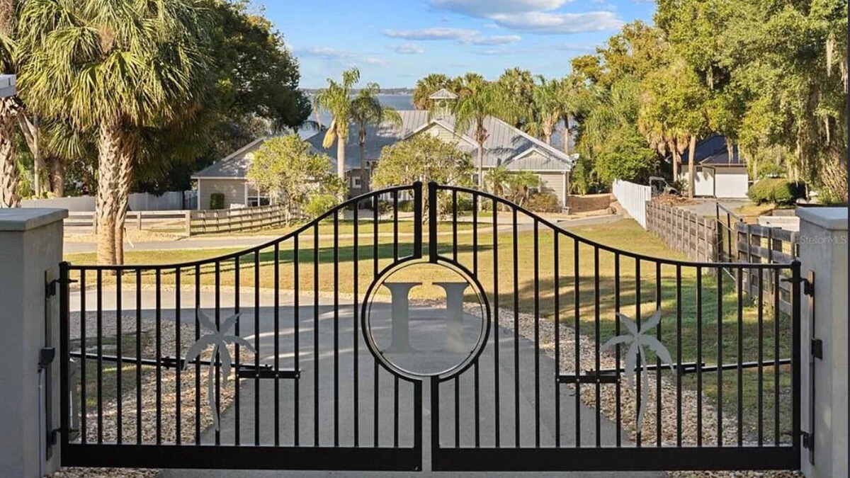 Weirsdale House | Hilltop Hideaway- Pet Friendly Lake Weir Retreat W/Sandy Beach & Pool