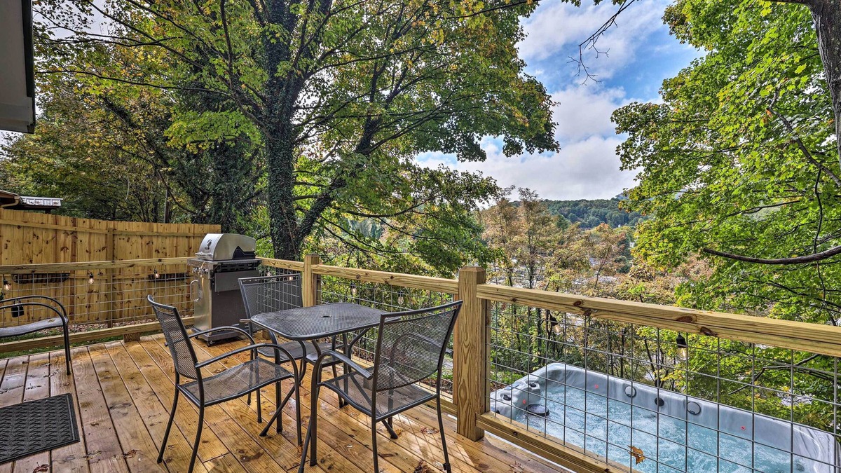 West Jefferson Cottage | Hilltop Hideaway w/Scenic Views & Hot Tub!