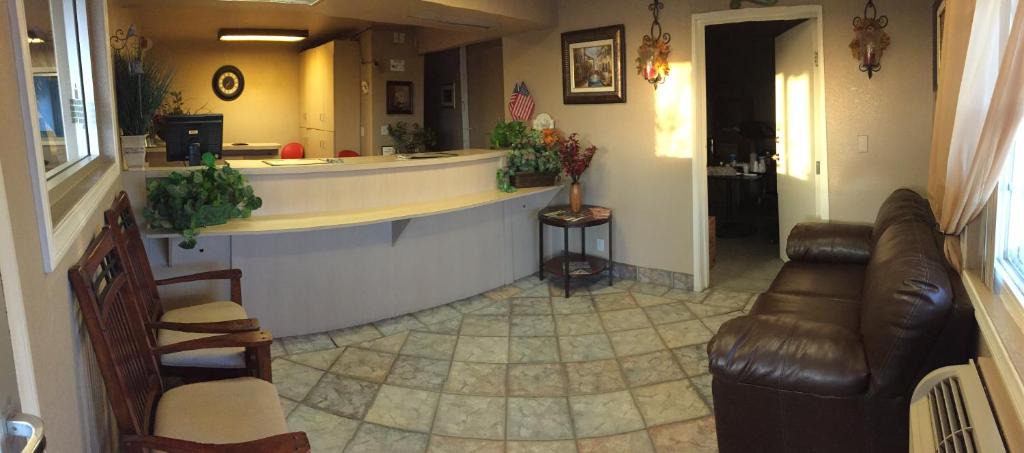 Victorville Hotel | Hilltop Inn & Suites