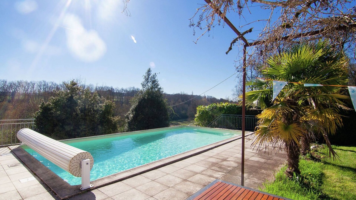 Sigoules Villa | Hilltop Mansion with Pool