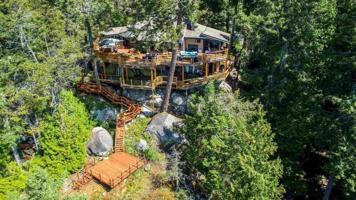 Halfmoon Bay House | Hilltop private perch in Halfmoon Bay. 45 minutes from the Langdale Ferry