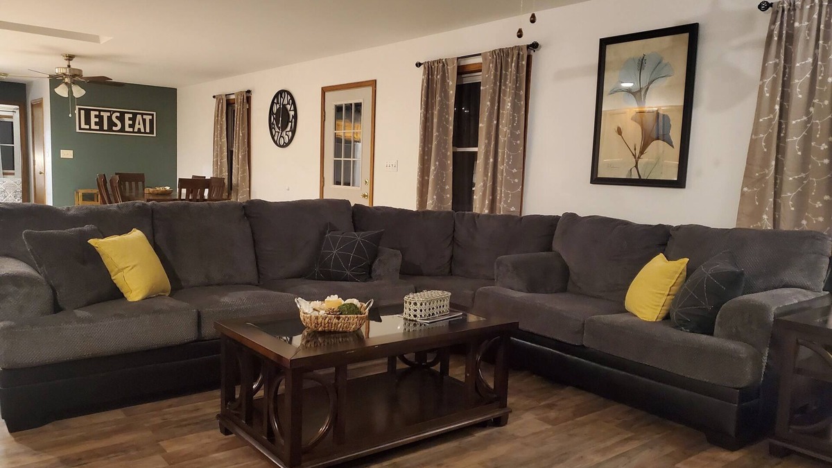 Murphysboro House | Hilltop Retreat 2: Spacious, pond-front home for 12 near wine trail!