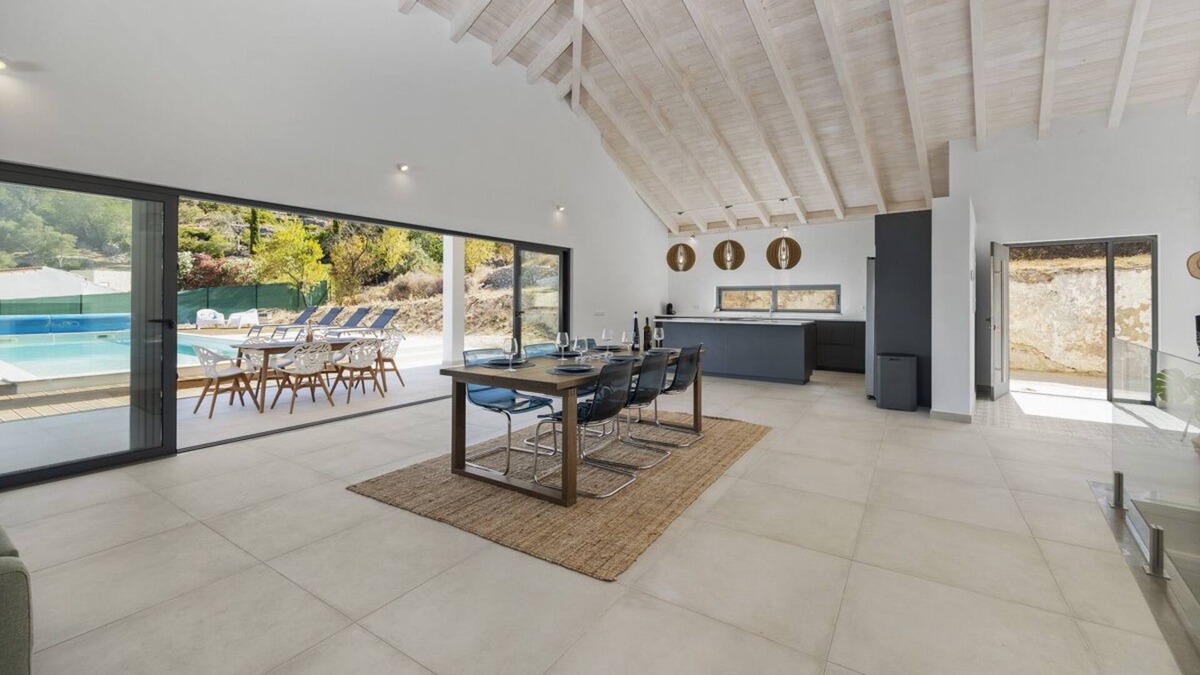 Alfeicao Villa | Hilltop Villa