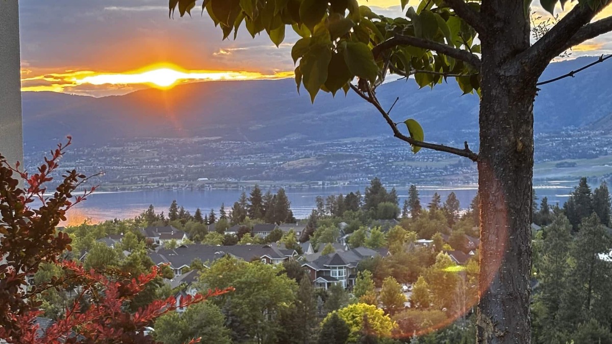 Southwest Mission House | Hilltop Vistas Kelowna - Lake & Mountain View Near Wineries, Trails