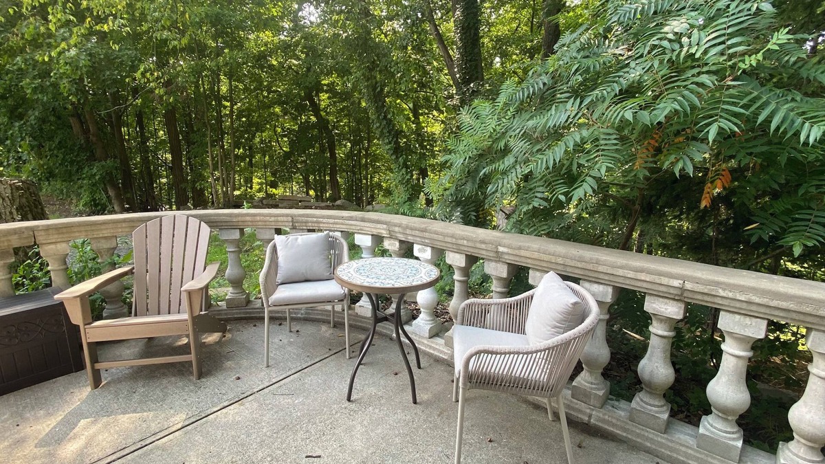 Rexford House | Hilltop Wine Lounge near Saratoga on Estate w/views Kingbed WiFi AC in Niskayuna
