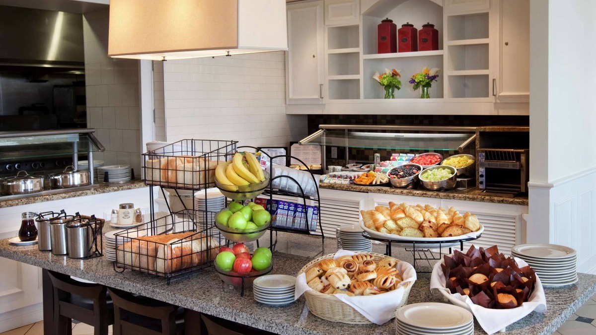 Saint-Laurent Hotel | Hilton Garden Inn Montreal Airport