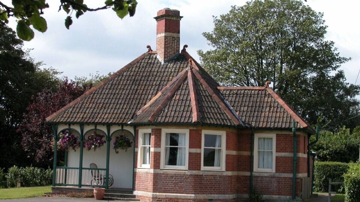 Whaddon Cottage | Hinton Lodge - Quaint Victorian four star cottage in a quiet rural location.