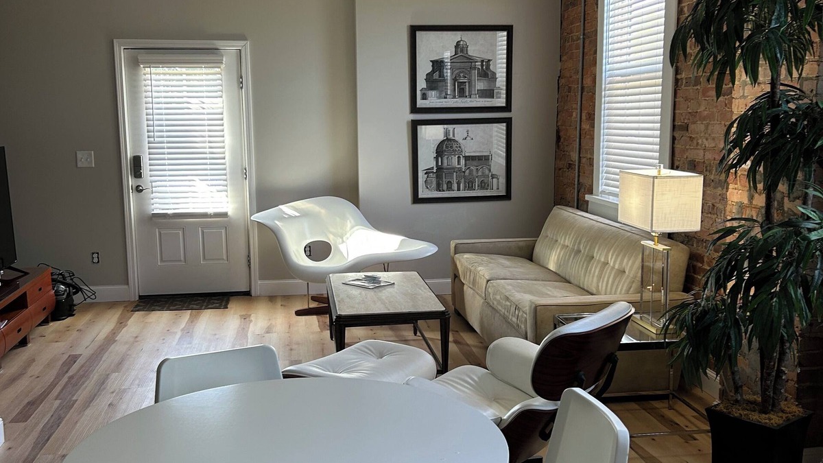 Tennille Apartment | Hip 1-bedroom corporate apt located in Historic Downtown Tennille, GA with AC