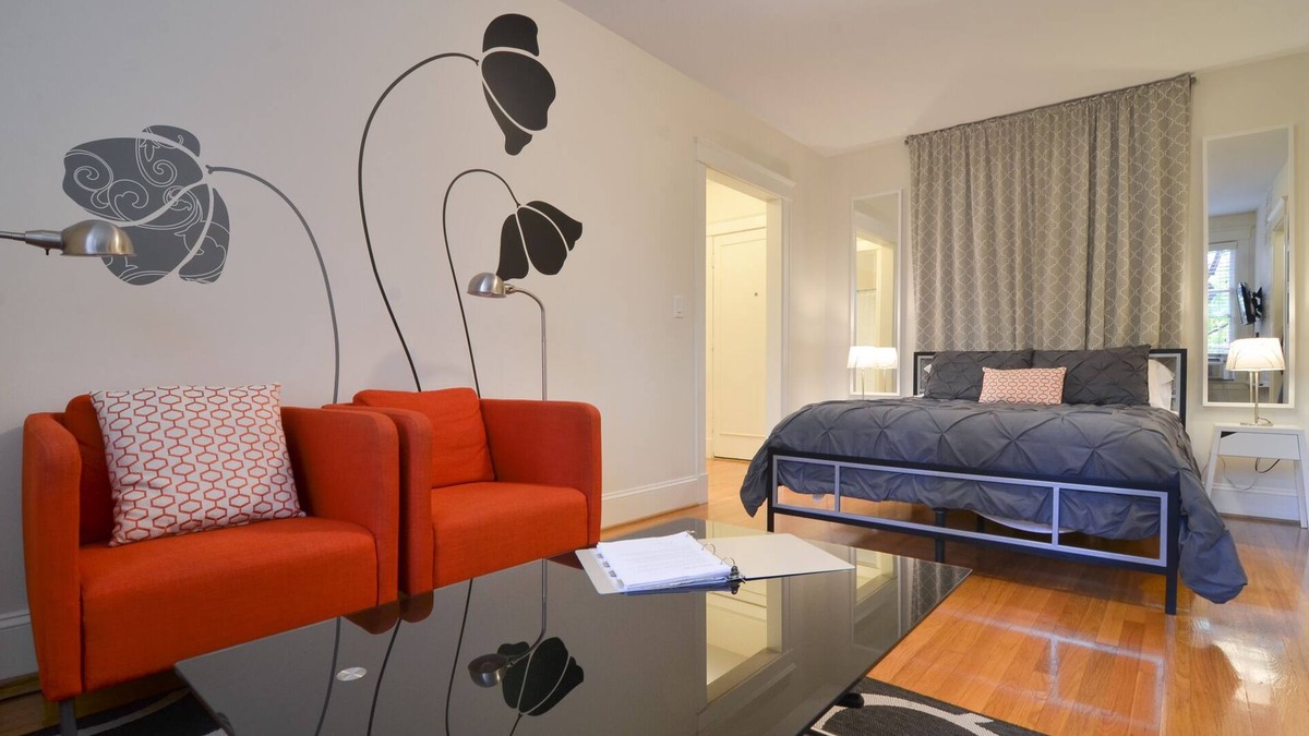 Belltown Condo | Hip Flat. Iconic Downtown. Walk to Pike Place Market.