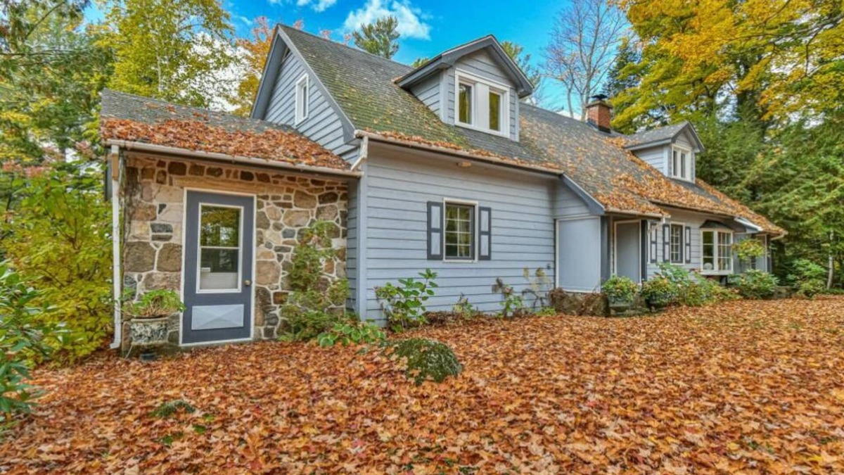Sainte-Ann-des-Lacs Cottage | Hip Lakefront Ski Chalet