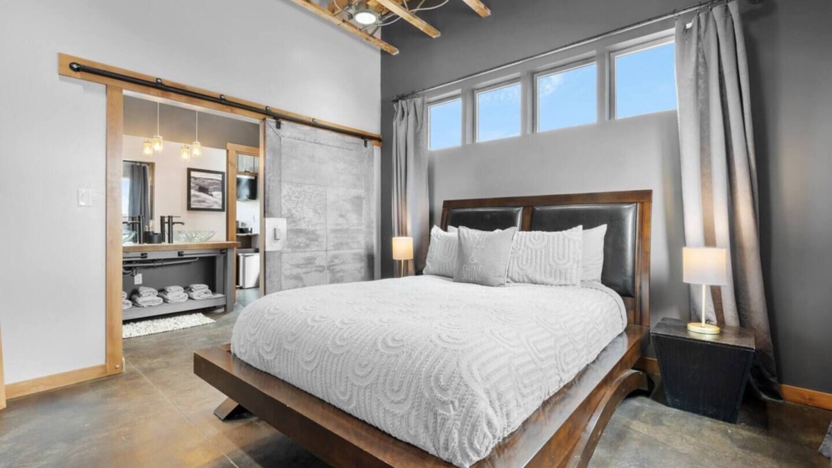 Butte House | Hip Loft with Garage Parking