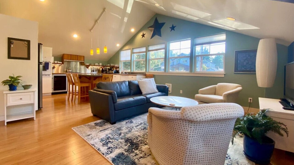 Geneva Apartment | Hip & Sunny Lake Whatcom Apartment