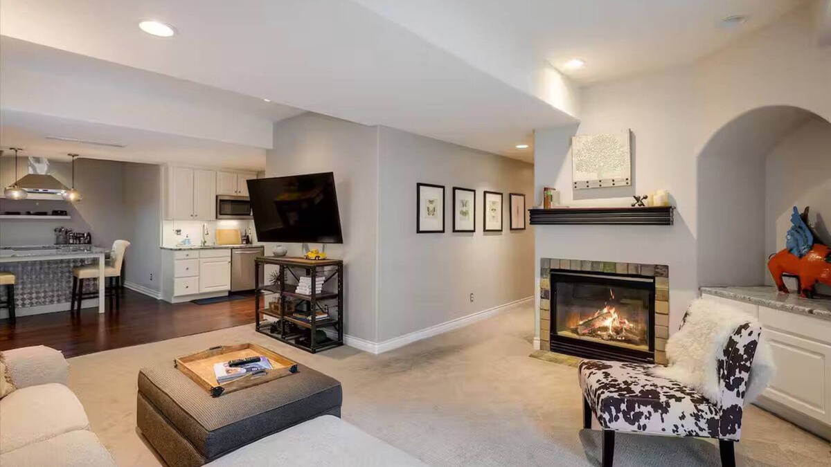 Longmont House | Hip, Upscale Apartment Hot Tub Private Entrancenn