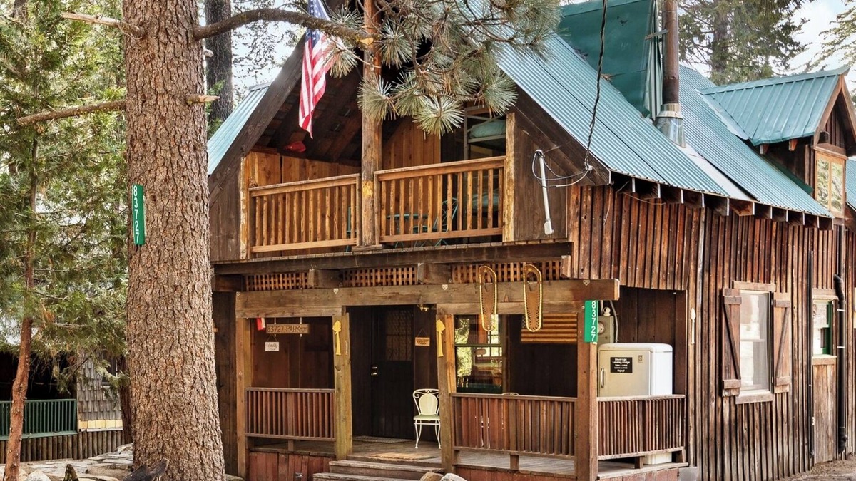 Wilsonia Cabin | Historic Cabin inside Kings Canyon National Park