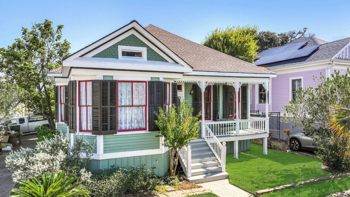 Galveston House | Historic 1903 Queen Anne Cottage-Modern Design-Near Beach,UTMB, Strand-sleeps 4