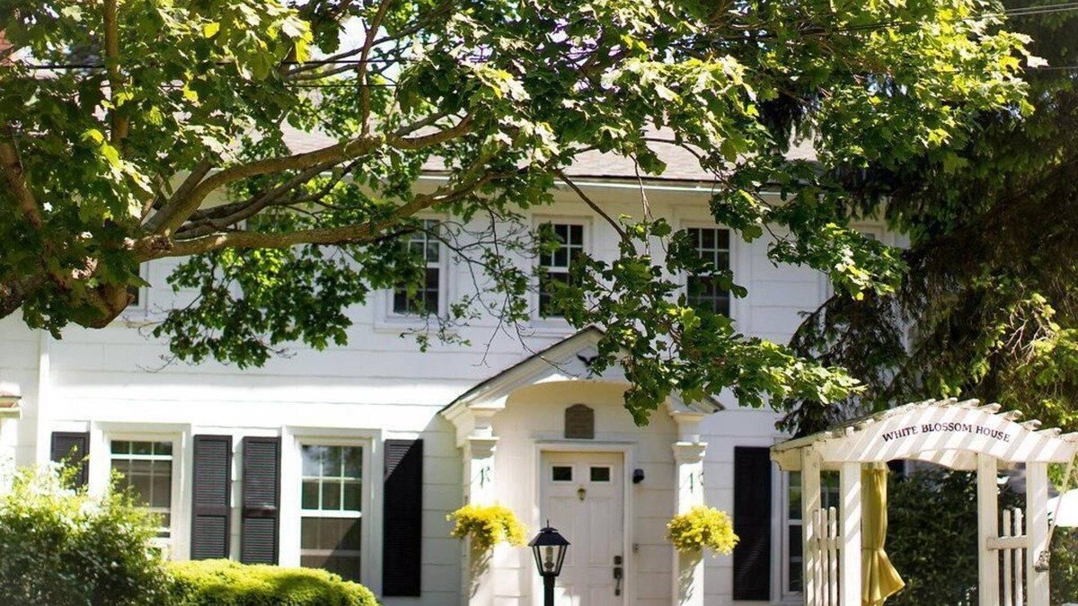 Southold House | Historic 2-bedroom upstairs apartment close to beaches, town and vineyards.