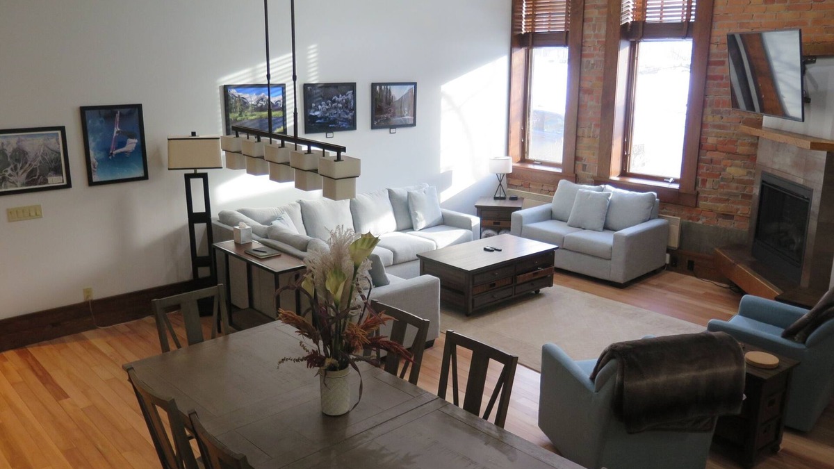 East Kootenay Apartment | Historic 3-Bedroom Charm, Hot Tub & Gym Access