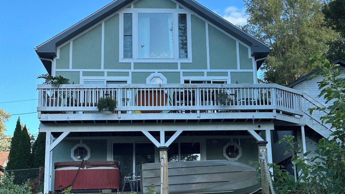 Algonquin House | Historic 3-bedroom house on the Fox River in Downtown Algonquin