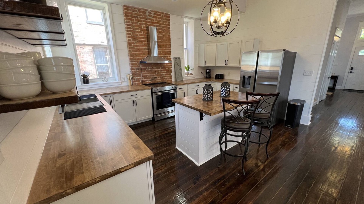 St. Louis House | Historic 3 Story Home - Sleeps 20!