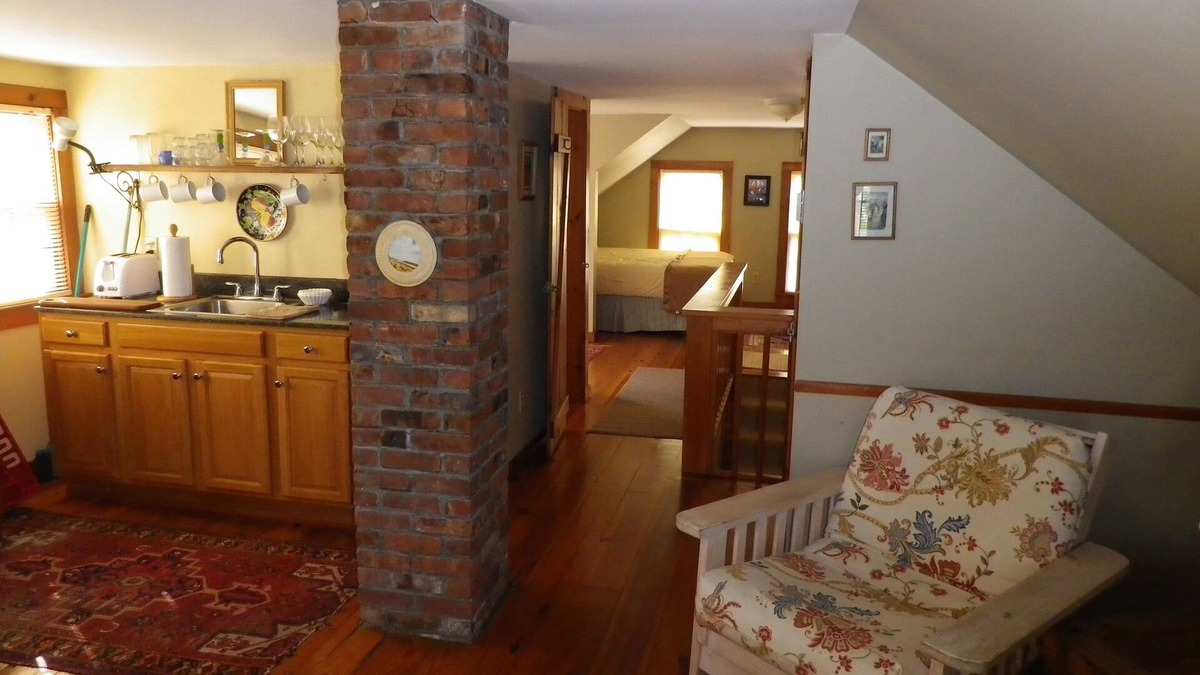 Block Island Apartment | Historic 3rd floor 1 Bedroom Sleeps 4 Tastefully Decorated, ~AC~apartment