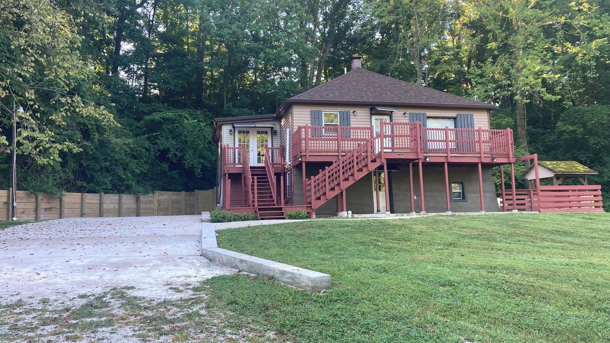 Glen Carbon House | Historic 4-bedroom house in Glen Carbon with AC