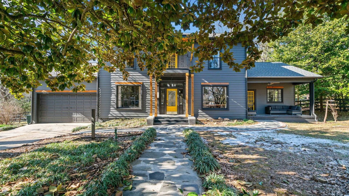 Jasper House | Historic 5 Bedroom Home Walking Distance to Downtown Jasper!
