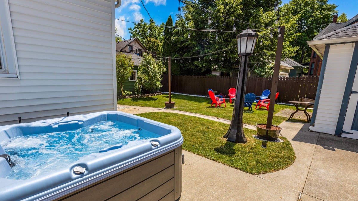 Center Avenue Historic District House | Historic 5th St | Dogs-OK| HotTub-open all yr!