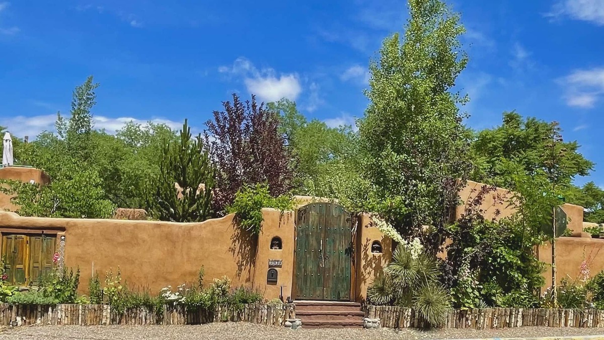 Northeast Santa Fe House | Historic adobe Downtown Compound for Large Groups, Walk to Plaza