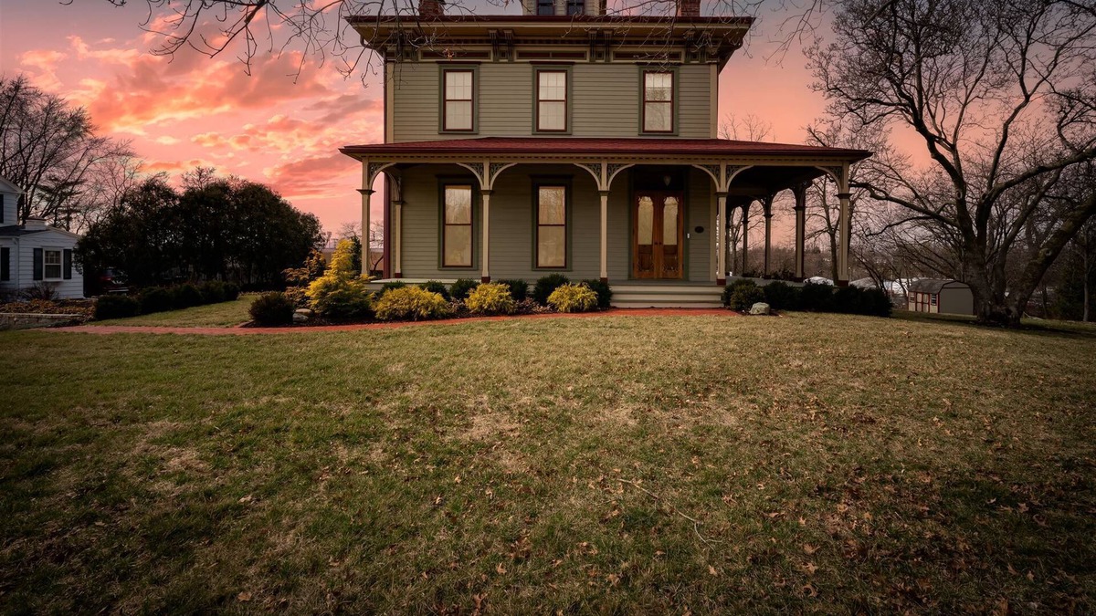 Normal House | Historic and Gorgeous 4Bdrm 4Bthrm Home close to ISU.