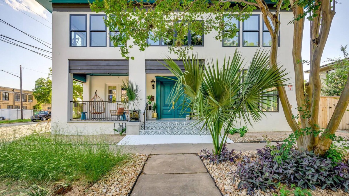 West End House | Historic B&B in Austin: Walkable to SXSW! 7 Private Suites, Sleep 25!