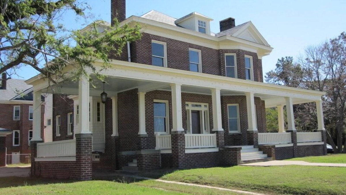 Cape Charles House | Historic Beach Front Home: Victorian Elegance. Large Rooms with AMAZING bay view