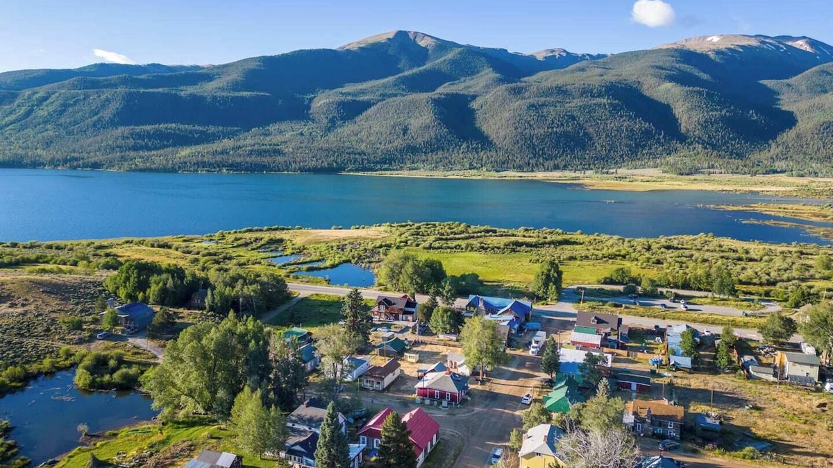 Twin Lakes House | Historic Boho Brothel Lake Retreat Fast Wifi