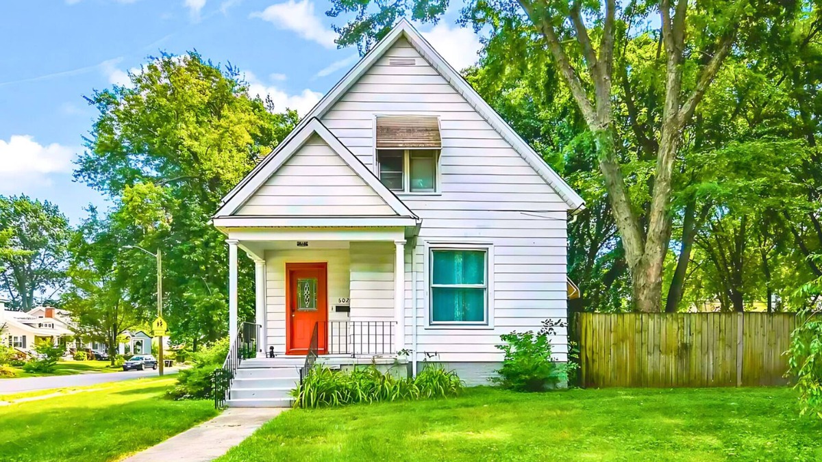 Springfield House | Historic Bungalow: For Groups & Families Sleeps 11