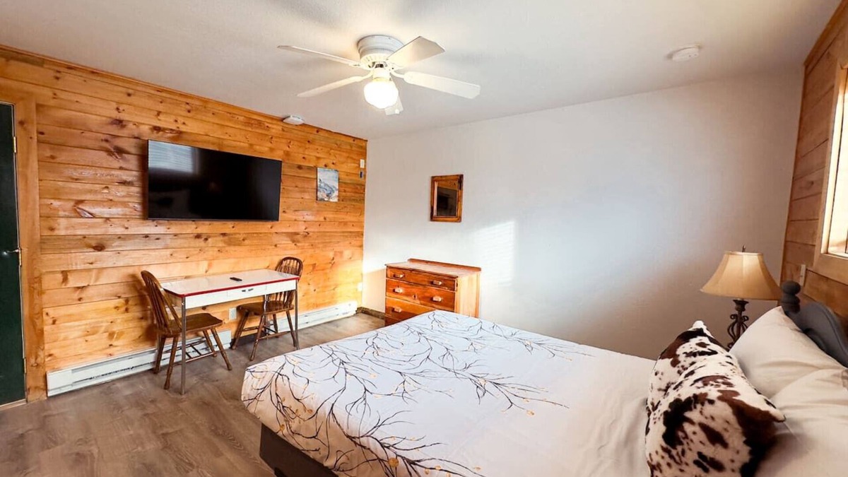 Grand Lake Cabin | Historic Cabin/In Town/Lake Walk/BLACK BEAR