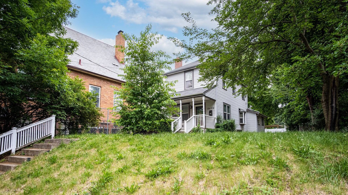 Old North Columbus Apartment | Historic Central OSU 3 BR 2 Bath King Bed Free parking