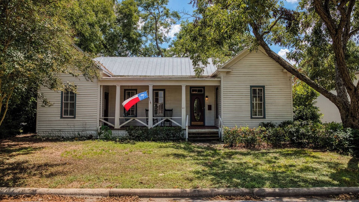 Brenham House | Historic Charm Meets Cozy Comfort in Downtown Brenham