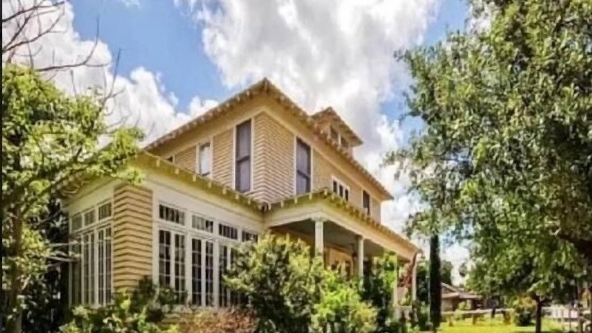 Brownsville House | Historic Charm- Modern Amenities Downtown Brownsville. Close to SPI, Space X