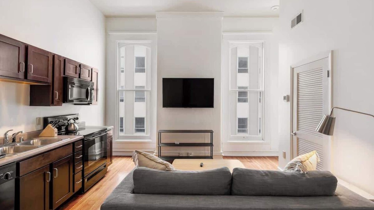 Downtown Louisville Apartment | Historic Charm, Walkable Entertainment, King Bed