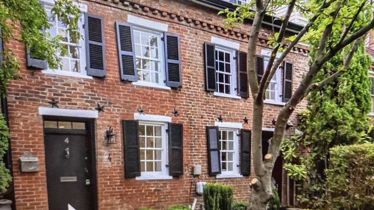 Southwest House | Historic Charm with modern luxury- Renovated 1790s home 1 block from Potomac!