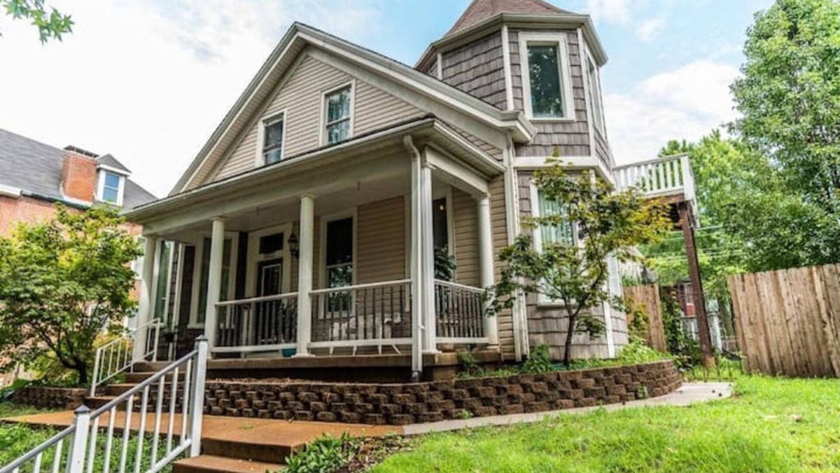 St. Louis House | Historic charm☆Fenced☆Gated parking☆Huge