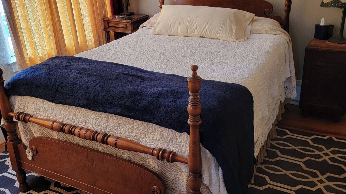 Dunkirk House | Historic cobblestone home both upstairs Apts on Lake Erie beach , WiFi sleeps 10