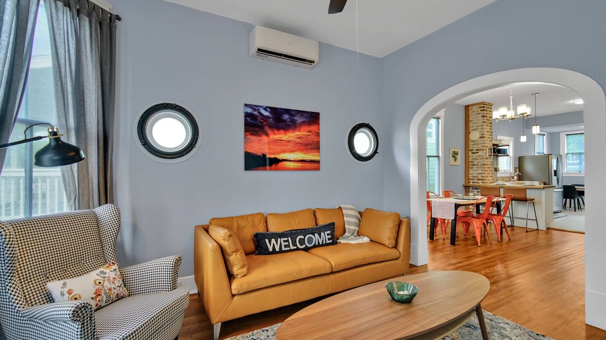 San Jacinto Cottage | Historic Cottage-2 Block Walk to the Beach