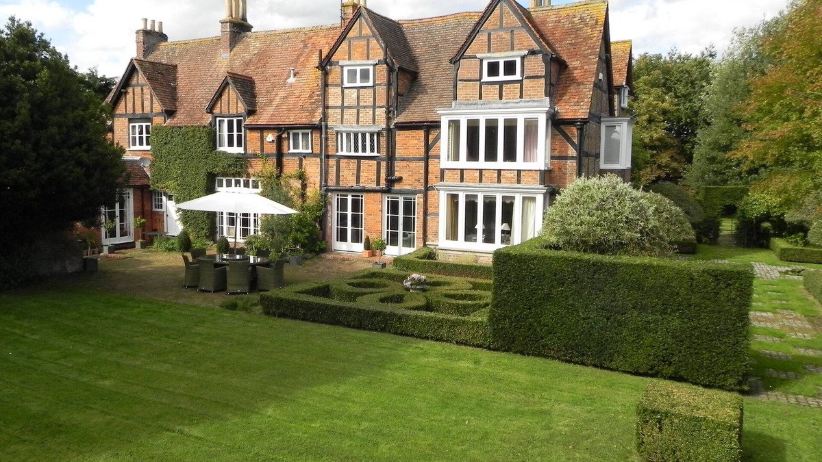 Worton House | Historic country house with grass tennis court - ideal for entertaining