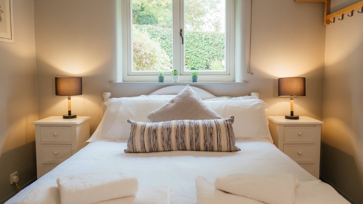 Higher Bockhampton Cottage | Historic Courtyard cottage with Hot Tub Access