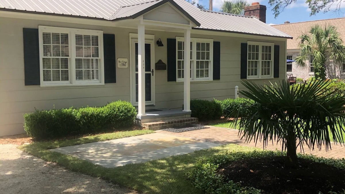 Georgetown House | Historic District,3 bedrooms & 2 full baths, one level. Fenced backyard. Porch.